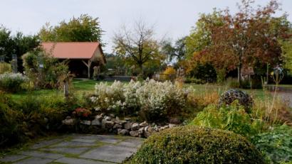 Bild: le
Der Flosser Kreislehrgarten ist auch Herbst eine Augenweide, Dank der Pflege unter anderem durch engagierte Mitglieder des Obst- und Gartenbauvereins.