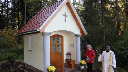 Bild: kro
Pfarrer Dr. Charles Ifemeje segnete im Beisein von Hilde Schnurrer die wiederaufgebaute "Kapelle zur Rosenkranzkönigin".