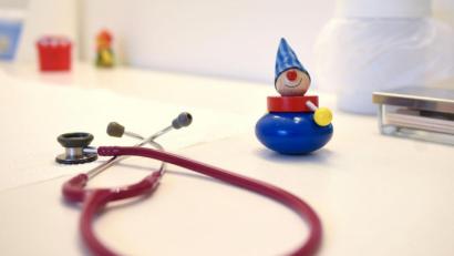 Bild: Britta Pedersen/dpa
Seit 1. Oktober gibt es keinen Notdienst mehr in den Kinderarztpraxen im Landkreis Schwandorf: Oberpfalzweit sind jetzt die zwei neuen KVB-Bereitschaftspraxen in Amberg und Regensburg zuständig, wenn Kinder am Wochenende oder am Mittwoch- und Freitagnachmittag ärztliche Hilfe benötigen.