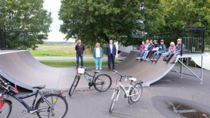 Bild: Stefanie Gradl
Bauamtsleier Stefan Ertl, Waltraud Lobenhofer von der AOVE und Bürgermeister Hans-Martin Schertl (von links) besichtigen gemeinsam mit Sorghofer Kindern die neue Attraktion am Skaterpark in Sorghof.