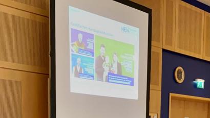 Bild: Eichl
Hannes Gilch (links) erschlägt den Kreisentwicklungsausschuss regelrecht mit seiner Aufzählung all dessen, was bisher im Rahmen der Marken-Kampagne des Landkreises geschehen ist. Landrat Andreas Meier (rechts) sagt, das sei "kein Strohfeuer".