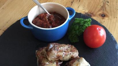 Bild:  Michael Schiffer
Zu den Frühlingsröllchen gibt es ein Sauce aus Tomaten, Basilikum, Frühlingszwiebeln und Sojasauce.