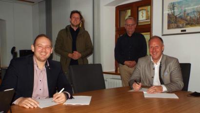 Bild: e
Die Vertragsunterzeichnung mit entsprechendem Abstand (von links): Telekom-Regionalmanager Enrico Delfino, Sebastian Krysa von der Breitbandberatung Bayern, Dietmar Krisch von der Stadtverwaltung und Bürgermeister Marcus Eichenmüller.