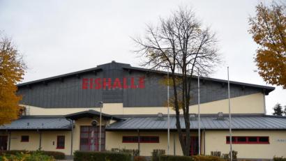 Bild: gb
Wegen der ständig steigenden Corona-Zahlen hat der Mitterteicher Stadtrat Ende vergangener Woche beschlossen, dass die Eishalle in diesem Winter nicht geöffnet wird. Das trifft nicht nur den Eishockey-Club Stiftland Dragons und die Eisstock-Vereine der Region hart, sondern auch Hobby-Mannschaften, den Schulsport und die gesamte Bevölkerung, die auf den beliebten öffentlichen Lauf verzichten muss.