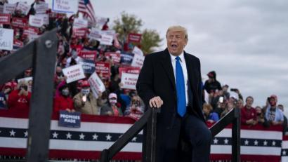 Bild: Evan Vucci
US-Präsident Donald Trump trifft zu einer Wahlkampfkundgebung im Pickaway Agricultural and Event Center in Circleville ein. Der Amtsinhaber will bis zur Wahl am 3. November jeden Tag Kundgebungen halten.