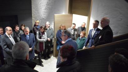 Bild: szl
Architekt Peter Brückner und Bürgermeister Franz Stahl (von rechts) erläuterten bei einem Rundgang die Baumaßnahmen an der historischen Fronfeste. Das Gebäude ist nun Lernstandort für aktuell 44 Studenten zweier Studiengänge.