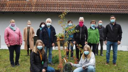 Bild: exb
Vorstandsmitglieder des Obst- und Gartenbauvereins Angfeld pflanzen einen Apfelbaum im Beisein des Zweiten Bürgermeisters Benjamin Hiltl (rechts) und des Vorsitzenden der Feuerwehr, Hans Pickel (hinten, Vierter von links).