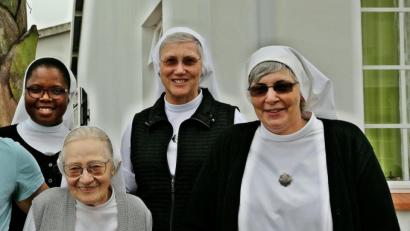 Archivbild: bph
Die "Nardini Sisters" - Mallersdorfer Schwestern - kämpfen in Nkandla, Provinz Kwa Zulu, unter Leitung von Schwester Dr. Maria Ellen Lindner (Zweite von rechts) gegen Corona und Armut. Trotz des hohen Alters unentwegt an ihrrer Seite auch Schwester Arnulfina Schöberl (Zweite von links) aus Pondorf (Winklarn). Schwester Melinda Seiler (rechts), eine gebürtige Rheinländerin, verwaltet die Patenschaften und koordiniert die Versorgung der Sizanani-Klienten.