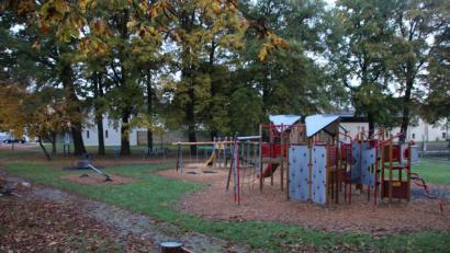 Bild: sne
Im Sommer kann es auf dem Spielplatz im Stadtpark heiß werden: Besorgte Eltern wünschen sich deshalb Sonnensegel zum Schutz ihrer Kinder.