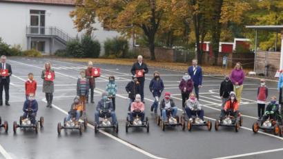 Bild: mfh
Die Klasse 4a steht bereit für die Probefahrt mit den neuen Kettcars. Sponsorenvertreter und Gäste schauen zu.