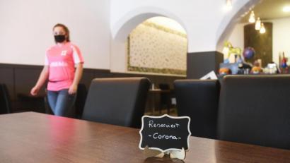 Archivbild: Gabi Schönberger
Nur eine begrenzte Zahl an Plätzen und Tischen, strenge Hygienekonzepte, Gästelisten: Die Gastronomie hat sich mit zahlreichen Auflagen durch den Coronasommer gekämpft. Ab Montag heißt es allerdings nicht mehr „reserviert“, sondern „geschlossen“.