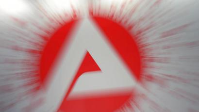 Bild: Peter Steffen/dpa
Die Zahl der Arbeitslosen im Schwandorfer Bezirk der Agentur für Arbeit ist im September leicht gesunken, liegt aber um mehr als ein Drittel über dem Vorjahreswert.