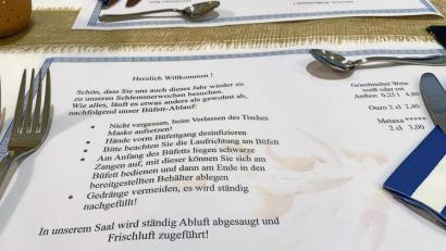 Bild: Petra Hartl
Ein Beispiel, wie viel Mühe sich die Gastronomen mit ihrer Kundschaft geben: Auf jedem Platz liegen hier die Hausregeln für die Hygienebeachtung aus.