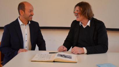 Bild: Eva Gröninger
Bürgermeister Hans Ram im Gespräch mit dem Filmemacher Josef Rödl.