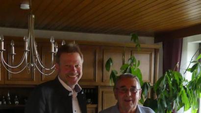 Bild: gef
Bürgermeister Alwin Märkl (links) gratuliert dem Jubilar Gerhard Niebler aus Aschach zum 85. Geburtstag.