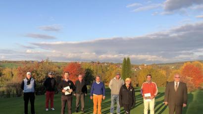 Bild: exb
Bei tollem Herbstwetter konnten die besten Spieler zweier Turniere geehrt werden. Im Bild (von links) GCS-Präsident Wolfgang Ries, Andreas Kunz, Marian Ludwig, Albert Saller, Thomas Dötsch, Andy Kern, Christina Höfer, Otto Gradl und Bürgermeister Klaus Meyer.
