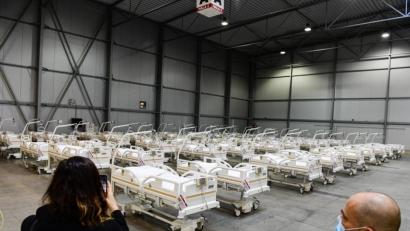 Bild: Roman Vondrou/CTK/dpa
Die Betten stehen für die Aufnahme von Patienten mit einer möglichen Corona-Infektion in einem tschechischen Behelfskrankenhaus bereit.