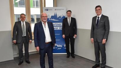 Bild: Bayreuther/exb
Der neue Gremiumsgeschäftsführer Markus Huber, Gremiumsvorsitzender Hubert Döpfer, IHK-Hauptgeschäftsführer Dr. Jürgen Helmes und IHK-Präsident Michael Matt (von links) diskutierten gemeinsam mit den Mitgliedern des IHK-Gremiums Schwandorf über Wege aus der Corona-Krise.