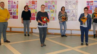 Bild: wbe
Schulleitung und Elternbeirat an der Jahnschule (von links): Konrektor Christian Hahn, Rektorin Andrea Dechant, Vorsitzende Helena Schwegler, Zweite Vorsitzende Antonia Rubenbauer, das verabschiedete Elternbeiratsmitglied Sandra Ruppert und Schriftführerin Sabine Obermeier.