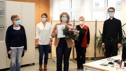 Bild: adj
Dank an Schwester Regina Giesa (Dritte von links) für ihren langjährigen Dienst in der ambulanten Krankenpflege. Von links: Sofie Dippold, Melanie Sand, Giesa, Irene Bayer und Pfarrer Thomas Kopp.