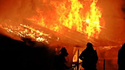 Bild: jma
Beim Eintreffen der Feuerwehren stand der Schuppen bereits komplett in Flammen.