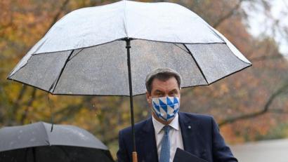 Bild: Peter Kneffel/dpa
Markus Söder (CSU), Ministerpräsident von Bayern, kommt nach einer außerordentlichen Kabinettssitzung zu einer Pressekonferenz.