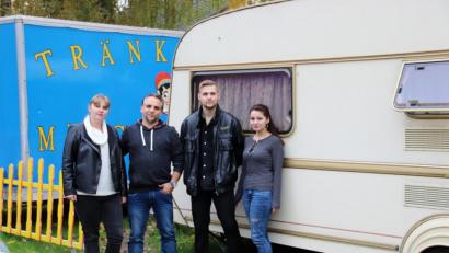 Bild: Thomas Dobler
Maria und Eugen Tränkler mit ihren Kindern Jesse und Melina (von links): Die Familie lebt mit Duldung der Marktverwaltung mit insgesamt neun Personen am Rande des Schlossparks in ihren Wohnwägen, weil durch die Pandemie Aufführungen ihrer beliebten Puppenbühne komplett gestrichen werden mussten.