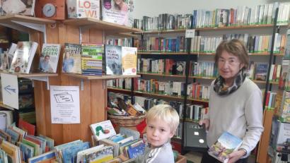 Bild: gis
Im Bücherstadl von Fichtelberg ist immer etwas los. Büchereileiterin Selma Markhof mit den druckfrischesten Exemplaren und Noah, der nicht genug kriegen kann von den vielen Neuheiten für kleine Leute.