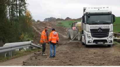 Bild: Hirsch
Die Verbindungsstraße von Ettmannsdorf in Richtung Süden wird derzeit komplett neu gebaut. Die Maßnahme lässt sich der Landkreis 750 000 Euro kosten.