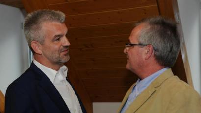 Archivbild: gf
Gemeindewahlleiter Hartmut Gawlik (rechts) gratulierte Roger Hoffmann im April 2019 zum Wahlsieg.