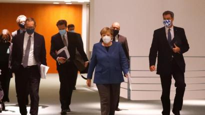 Bild: Fabrizio Bensch/dpa
Bundeskanzlerin Angela Merkel (CDU, Mitte), der bayerische Ministerpräsident Markus Söder (CSU, rechts) und Berlins Regierender Bürgermeister Michael Müller (SPD) kommen zu einer Pressekonferenz im Kanzleramt nach einem Treffen mit den Ministerpräsidenten der Länder zum weiteren Vorgehen in der Corona-Pandemie.