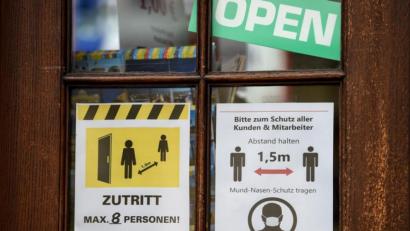 Bild: Kira Hofmann
Bund und Länder wollen die drastisch steigenden Corona-Infektionszahlen mit massiven Kontaktbeschränkungen über den November hinweg in den Griff bekommen.