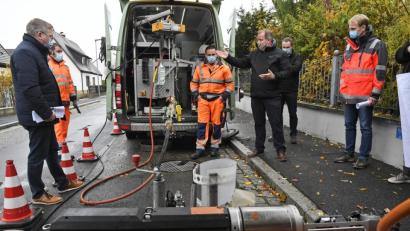 Bild: Petra Hartl
Mario Bösl (Dritter von rechts), Bauleiter der Firma Geiger, erklärt OB Michael Cerny (links) die Robotertechnik, die im Kanalsystem zum Einsatz kommt.