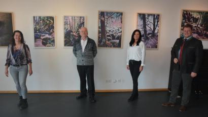 Bild: jr
Der Kemnather Künstler Rainer Sollfrank (Zweiter von links) zeigt in Mitterteich „digiARTiges“. Bei der Eröffnung der Ausstellung mit dabei waren Bürgermeister Stefan Grillmeier (rechts) sowie Marion Papsch (Zweite von rechts) und Nicole Schuller (links).