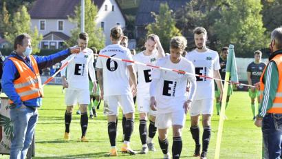 Archivbild: Hubert Ziegler
Abgang: Die Spieler der DJK Ammerthal gehen vom Platz. Um Punkte geht es erst im kommenden Jahr wieder.