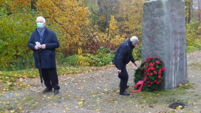 Bild: sor
Reinhold Strobl und Unterbezirskvorsitzender Helmut Fastner bei der Kranzniederlegung am SPD-Gedenkstein in Flossenbürg