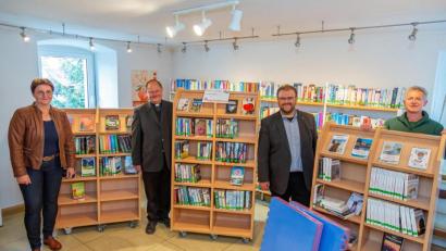 Bild: stg
Die neuen Regale der Bücherei Kastl sind da – es freuen sich (von links) Leiterin Margit Braunreuther, Pfarrer Heribert Stretz, Bürgermeister Hans Walter sowie Schreiner Josef Birkner.