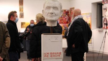 Bild: Williamson, Dagmar 
Achim Hüttner als Büste grüßt seine Gäst: Zum 70. Geburtstag stellt das Amberger Urgestein seine "Kunst aus dem Koffer" in der Stadtgalerie Alte Feuerwache aus.