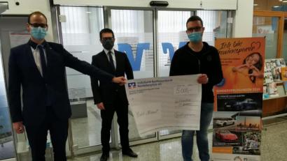 Bild: VR Bank/exb
Viktor Hofmann, Privatkundenbetreuer, und Christian Pöll, Regionalmarktleiter, überreichen Michael Höcht (von links) den Gewinn.