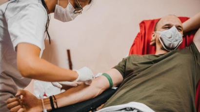 Bild: Nikola Stojadinovic/GettyImages
Trotz Corona sollte man sich vom Blutspenden nicht abhalten lassen.