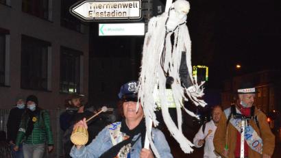 Bild: Kunz
Sehr bunt und sehr laut: Der "Friedensmarsch" der Maskengegner führt ausgerechnet auch am Klinikum vorbei.