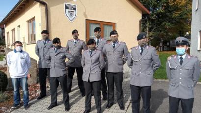 Bild: dl
SRK-Vorsitzender Ulrich Knoch (links) dankte Feldwebel Nico Vogt, Unteroffizier Hendrik Wolz (von rechts) und den Soldaten der Patenkompanie für ihre Sammlung im Gemeindegebiet.