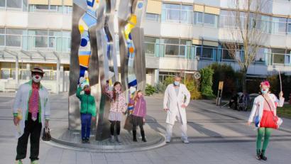 Bild: Kliniken Nordoberpfalz AG (Eva- Maria Rauch)/exb 
Dr. Beppo und Dr. Trudi Eierfleck bedankten sich für die Spende der drei Kommunionkinder Alina, Amelie und Sebastian. Auch der Chefarzt der Kinderklinik am Klinikum Weiden, Dr. Fritz Schneble, sagte Danke.