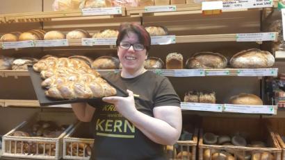 Bild: brü
Ruth Herbst aus Hohenkemnath mit ihrem ganzen Stolz: den Allerheiligenspitzeln.