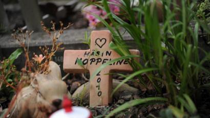 Bild: Emily Wabitsch/dpa
Ein kleines Grab mitzugestalten, kann für Kinder ein wichtiges Ritual sein, um den Tod eines Haustieres zu verkraften.