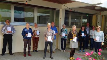 Bild: Anna Gottschalk/exb
Die Mitglieder bekamen die Urkunden des Deutschen Wanderverbandes noch vor dem Corona-Lockdown überreicht (von links): Uwe Windisch, Karola Pförtsch, Anna Gottschalk, Rosamaria Dröll, Manfred Nagel, Roswitha Guth, Renate Wolf, Mariele Schön, Peter Rezek, Susanne Rezek und Gina Greifenstein.