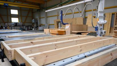 Bild: Ziegler Group/exb
Vom „Baum zum Haus“ hat die Ziegler-Group ihre Philosophie vom ökologischen Hausbau überschrieben. An zentrale Stelle nahe Tirschenreuth will das Unternehmen seine Vision des Hausbaus auf ein neues Level heben.