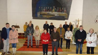 Bild: apr
Nach dem Gottesdienst gruppierten sich die Jubelpaare in der Herz-Jesu-Kirche mit Pfarrer Josef Triebenbacher zum Erinnerungsbild.