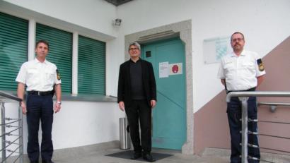 Bild: exb
Die neue Führungsriege der Justizvollzugsanstalt besteht aus (von links) Dienstleiter Robert Müller, Anstaltsleiter Wilfried Schmalzbauer und stellvertretendem Dienstleiter Franz Keim