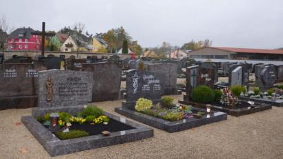 Bild: ü
Die Gräber auf dem Kirchenthumbacher Friedhof sind wie alle Jahre mit viele Liebe geschmückt worden. Doch der Gräbergang mit Segnung im Beisein zahlreiche Friedhofsbesucher fällt heuer aus.